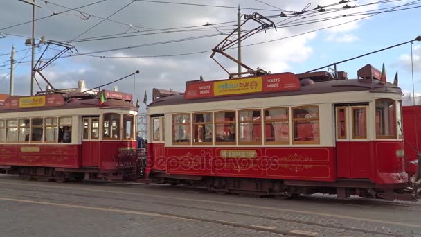 LISBONNE, vers 2017 : Vieux tramway passant dans la vieille ville de Lisbonne Portugal. Lisbonne est la capitale du Portugal. Lisbonne est la capitale continentale de l'Europe et la seule le long de la côte atlantique . — Video