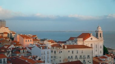 Lizbon Panorama. Timelapse 4k. Lizbon Portekiz en büyük şehir ve başkentidir. Lizbon kıta Europes en batı başkenti ve Atlantik Sahili boyunca tek kişi olduğunu.