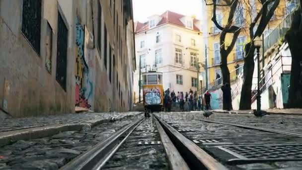 Lizbona, circa 2017: winda stary tramwaj Gloria w stare miasto w Lizbonie w Portugalii. Lizbona jest stolicą Portugalii, jest tylko jeden wzdłuż wybrzeża Atlantyku i kontynentalnej Europie stolicy. — Wideo stockowe