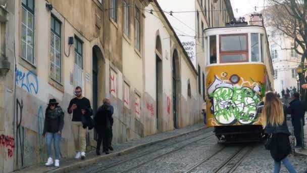 Lissabon, circa 2017: gammal spårvagn hiss Gloria i gamla stan i Lissabon Portugal. Lissabon är huvudstad i Portugal, kontinentala Europas huvudstad och enda längs Atlantkusten. — Stockvideo