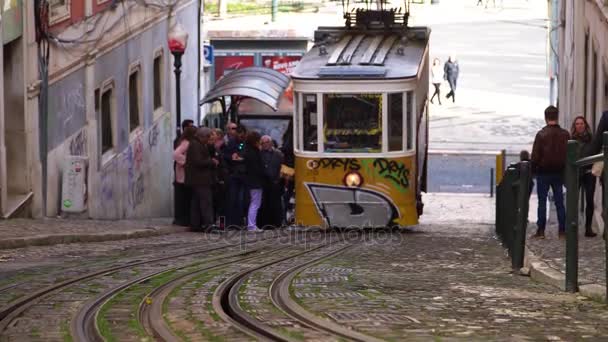 Lisabon, cca 2017: staré tramvaje výtah Gloria staré město Lisabon Portugalsko. Lisabon je hlavní město Portugalska, je kontinentální Evropy hlavní město a jediný podél pobřeží Atlantiku. — Stock video