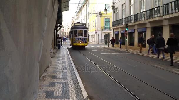 LISBON, sekitar tahun 2017: Trem tua melewati kota tua Lisbon Portugal. Lisbon adalah ibu kota Portugal. Lisbon adalah ibukota benua Eropa dan satu-satunya di sepanjang pantai Atlantik . — Stok Video