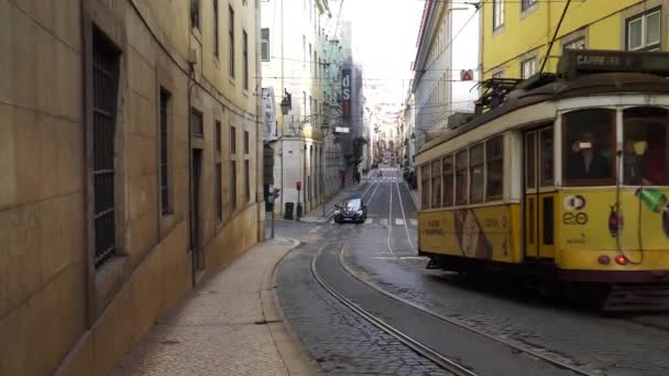 Lissabon, circa 2017: oude tram passerende in de oude stad van Lissabon Portugal. Lissabon is de hoofdstad van Portugal. Lissabon is continentale hoofdstad van Europa en de enige langs de Atlantische kust. — Stockvideo