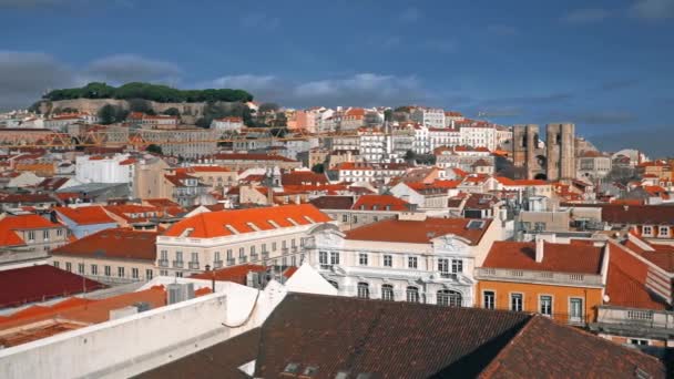 Panorama Lizbony. Widok z lotu ptaka. Lizbona jest stolicą i największym miastem Portugalii. Lizbona jest kontynentalnej Europie najbardziej wysuniętym na zachód stolicy i tylko jeden wzdłuż wybrzeża Atlantyku. — Wideo stockowe