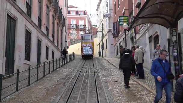 Lissabon, circa 2017: gammal spårvagn hiss Gloria i gamla stan i Lissabon Portugal. Lissabon är huvudstad i Portugal, kontinentala Europas huvudstad och enda längs Atlantkusten. — Stockvideo