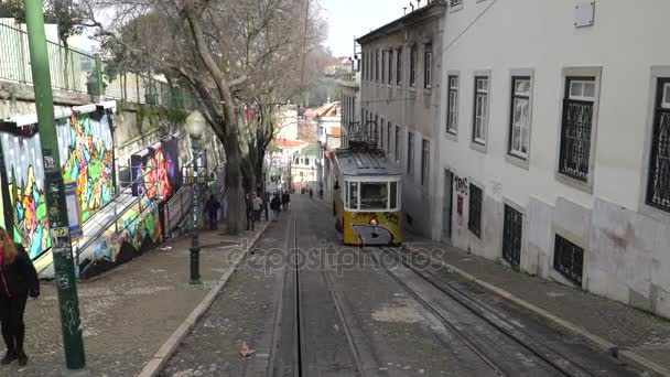 Lisbon, circa 2017: alte straßenbahn lift gloria in der altstadt von lisbon portugal. Lissabon ist die hauptstadt portugals, ist kontinentaleuropas hauptstadt und die einzige an der atlantikküste. — Stockvideo