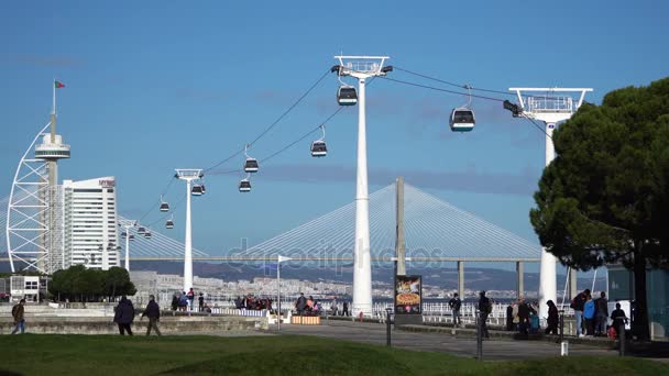 Lissabon, circa 2017: The nationernas Park gondolbana antenn transport av kabel ligger i Lissabon, Portugal. Lissabons sevärdheter antenn linbana vid nationernas Park. — Stockvideo