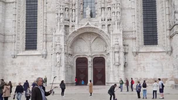 LISBOA, circa 2017: Monasterio de Jerónimos o Monasterio de Jerónimos. Lisboa es la capital continental de Europa y la única a lo largo de la costa atlántica . — Vídeos de Stock