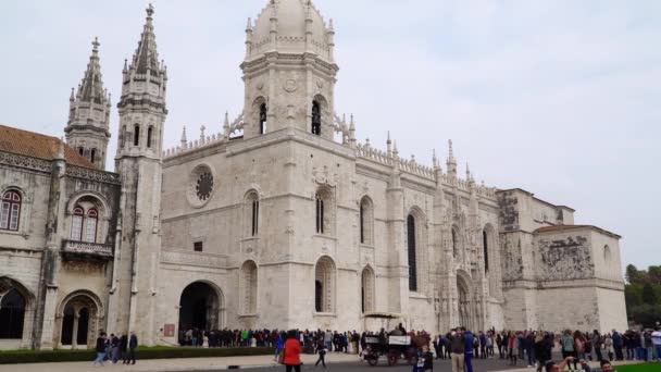 Lizbona, około 2018: Klasztor Hieronimitów lub klasztoru Hieronymites. Lizbona jest kontynentalnej Europie najbardziej wysuniętym na zachód stolicy i tylko jeden wzdłuż wybrzeża Atlantyku. — Wideo stockowe