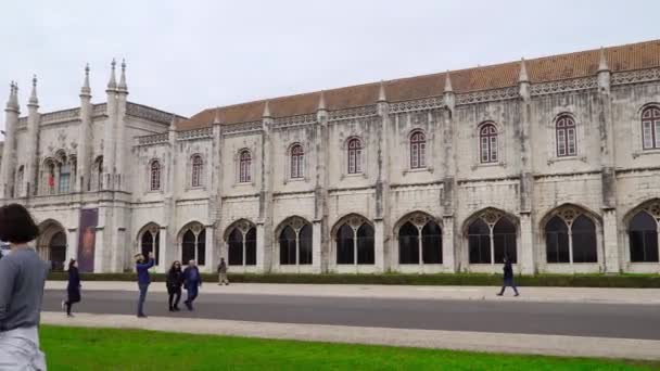 Lissabon, circa 2018: Jeronimos klooster of Hieronymites klooster. Lissabon is continentaal Europa meest westelijke hoofdstad en de enige langs de Atlantische kust. — Stockvideo