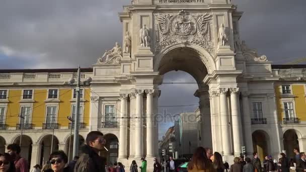 Lizbona, circa 2017: Praca Comercio. Lizbona jest stolicą i największym miastem Portugalii. Lizbona jest kontynentalnej Europie najbardziej wysuniętym na zachód stolicy i tylko jeden wzdłuż wybrzeża Atlantyku. — Wideo stockowe