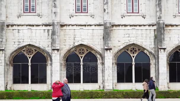 Lisbon, 2018 yaklaşık: Jeronimos Monastery veya Hieronymites Manastırı. Lizbon kıta Europes en batı başkenti ve Atlantik Sahili boyunca tek kişi olduğunu. — Stok video