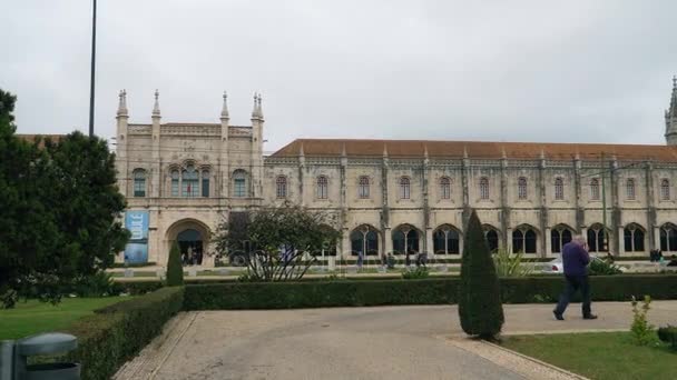 Lisbon, 2018 yaklaşık: Jeronimos Monastery veya Hieronymites Manastırı. Lizbon kıta Europes en batı başkenti ve Atlantik Sahili boyunca tek kişi olduğunu. — Stok video