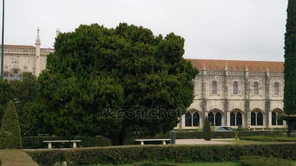 Lisbon, 2018 yaklaşık: Jeronimos Monastery veya Hieronymites Manastırı. Lizbon kıta Europes en batı başkenti ve Atlantik Sahili boyunca tek kişi olduğunu. — Stok video