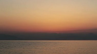 Akdeniz üzerinde gün doğumu. Yunanistan.