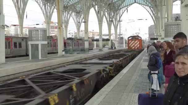 Lisabon, cca 2018: nákladní vlak přes nádraží v Lisabonu. Lisabon je hlavní město kontinentální Evropy a jediný podél atlantického pobřeží. — Stock video