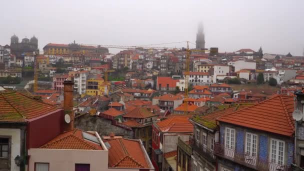 Oporto, circa 2018: Vista panorámica de la ciudad vieja de Oporto. Portugal, vista de Porto Ribeiras. Panorama casco antiguo de Oporto en el río Duoro . — Vídeo de stock