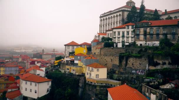 Oporto, circa 2018: Vista panorámica de la ciudad vieja de Oporto. Portugal, vista de Porto Ribeiras. Panorama casco antiguo de Oporto en el río Duoro . — Vídeo de stock