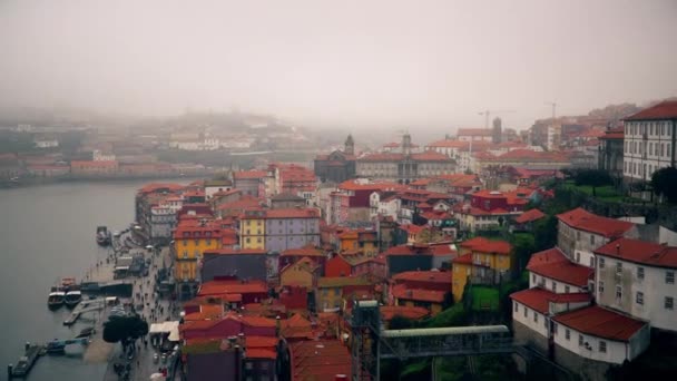 Oporto, circa 2018: Vista panorámica de la ciudad vieja de Oporto. Portugal, vista de Porto Ribeiras. Panorama casco antiguo de Oporto en el río Duoro . — Vídeo de stock