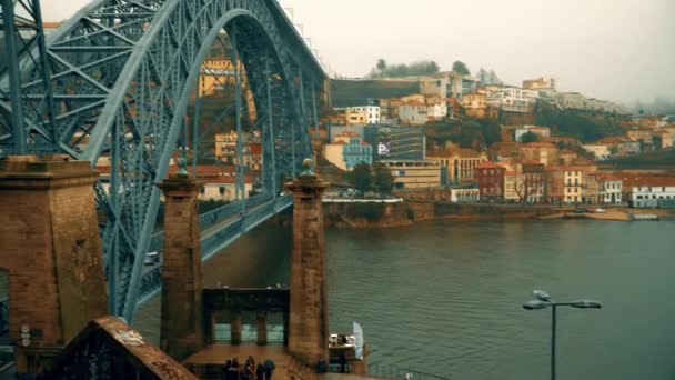 Porto, około 2018: panoramę Starego miasta Porto. Portugalia. Dom Luis 1 mostu nad rzeką Douro. — Wideo stockowe