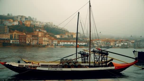 Porto, około 2018: nabrzeże rzeki Douro w pochmurny dzień. — Wideo stockowe