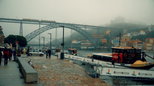 Porto, circa 2018: Embankment of the Douro River on a cloudy day. — Stock Video