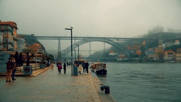 Porto, cca 2018: nábřeží řeky Douro na zamračený den. — Stock video