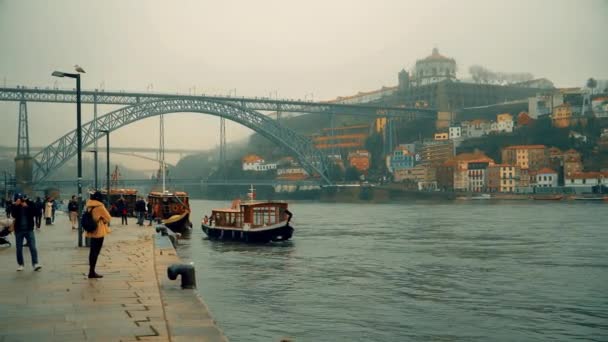 Porto, około 2018: nabrzeże rzeki Douro w pochmurny dzień. — Wideo stockowe