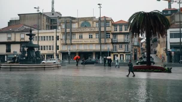 Porto, Portugalia, około 2018: ulice w pochmurny dzień. — Wideo stockowe