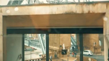 Porto, 2018 yaklaşık: füniküler Guindais füniküler, Porto yükseliyor. Bir Porto eski şehrin panoramik görünümü. Portekiz. Metro tren Dom Luis 1 köprü nehir Douro üzerinde haçlar..