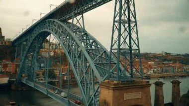 Porto, 2018 yaklaşık: Timelapse yükselen füniküler Guindais füniküler, Porto üzerinde. Bir Porto eski şehrin panoramik görünümü. Portekiz. Metro tren Dom Luis 1 köprü nehir Douro üzerinde haçlar..