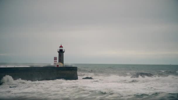 Fırtına yakınındaki eski deniz feneri, Porto, Portekiz Atlantik kıyısında. — Stok video