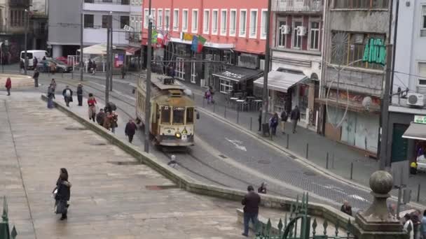 Porto, Portekiz, 2018 yaklaşık: eski tramvay eski kasaba Porto Portekiz geçirerek. — Stok video