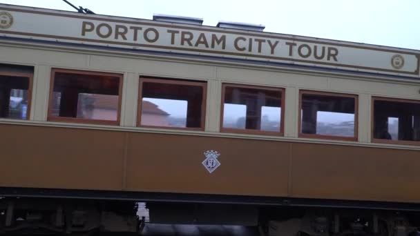 Porto, Portugal, circa 2018: oude tram passerende in de oude stad van Porto Portugal. — Stockvideo