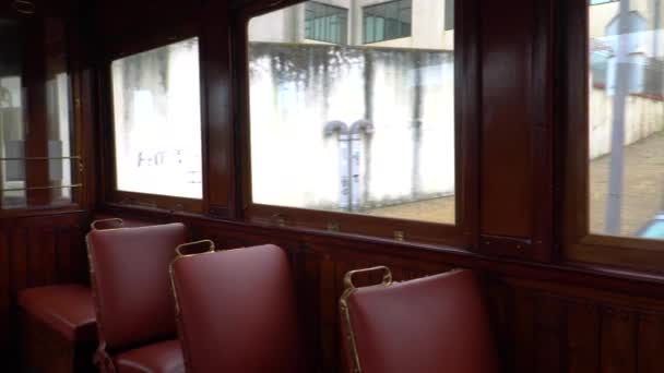 Porto, Portugalsko, cca 2018: interiér staré tramvaje, procházející ulic Porto, Portugalsko. — Stock video