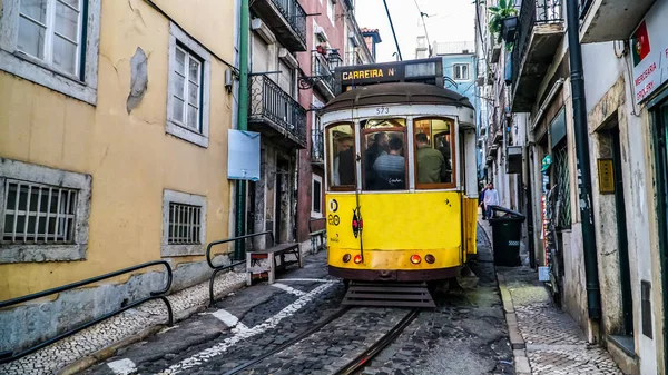 Lisbon, 2017 yaklaşık: eski tramvay eski şehir Lizbon, Portekiz geçirerek. Lizbon Portekiz başkenti olduğunu. Lizbon kıta Avrupa'nın başkenti ve Atlantik Sahili boyunca tek kişi olduğunu.