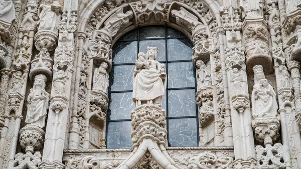 Détails architecturaux du monastère Jeronimos ou du monastère Hieronymites, Lisbonne, Portugal. Lisbonne est la capitale continentale la plus occidentale de l'Europe et la seule le long de la côte atlantique . — Photo