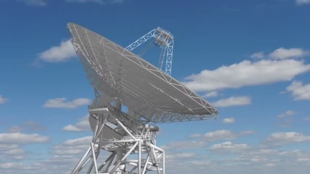 Dishe satellite se déplaçant en un laps de temps contre un ciel nuageux . — Video