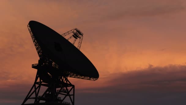 Dishe satellitare in movimento in time-lapse contro un cielo al tramonto . — Video Stock