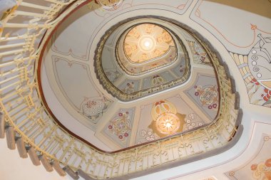 Eski bir evde sarmal merdiven