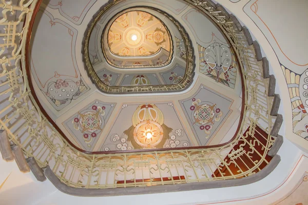 Spiral staircase in an old house — Stock Photo, Image