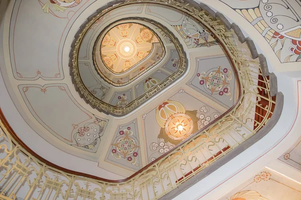 Escalera de caracol en una casa antigua —  Fotos de Stock