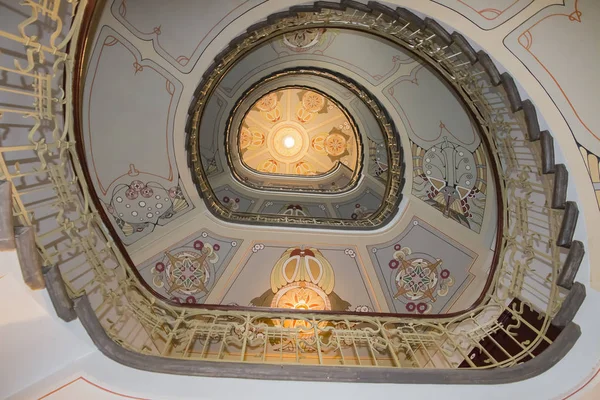 Spiral staircase in an old house — Stock Photo, Image