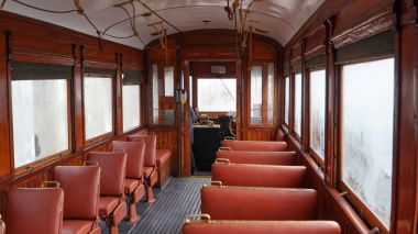 Porto, Portekiz, 2018 yaklaşık: Porto, Portekiz sokaklarında geçen eski bir tramvay, iç.