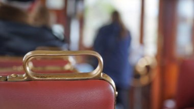 Porto, Portekiz, 2018 yaklaşık: Porto, Portekiz sokaklarında geçen eski bir tramvay, iç.