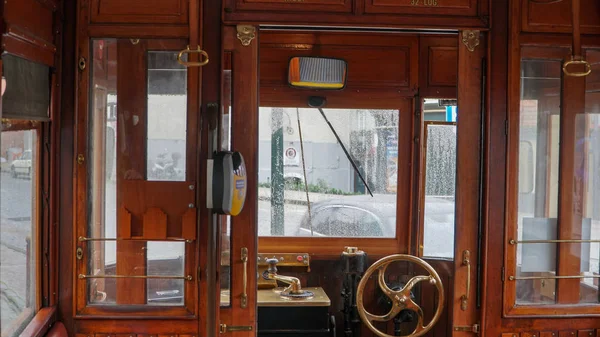 Porto, portugal, circa 2018: innenraum einer alten strassenbahn, die durch die strassen von porto, portugal. — Stockfoto