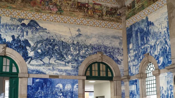 ポルト、ポルトガル、2018 年頃: 伝統的なポルトガル ポルト駅内のポルトガルの歴史を描いたタイル アズレージョを塗装. — ストック写真