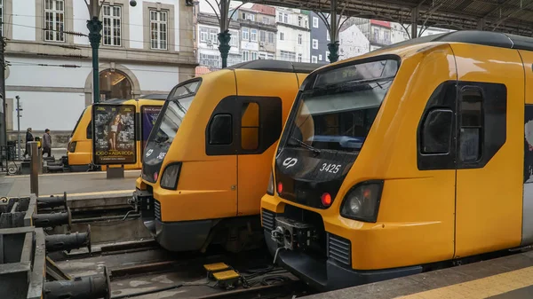 Porto, Portugal, circa 2018: tåg vid järnvägsstationen San Bento 1864 i Porto. — Stockfoto