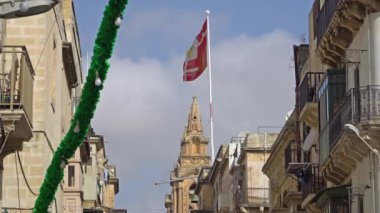 Malta şehir mimarisi ve trafik görünümünü.