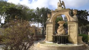 Valletta - Malta, Nisan, 2018: Valletta, Malta yönünü parkta yürüyüş.